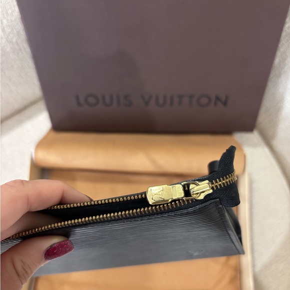 Authentic Louis Vuitton Epi Pochette accessories 24 epi wristlet - Picture 8 of 12